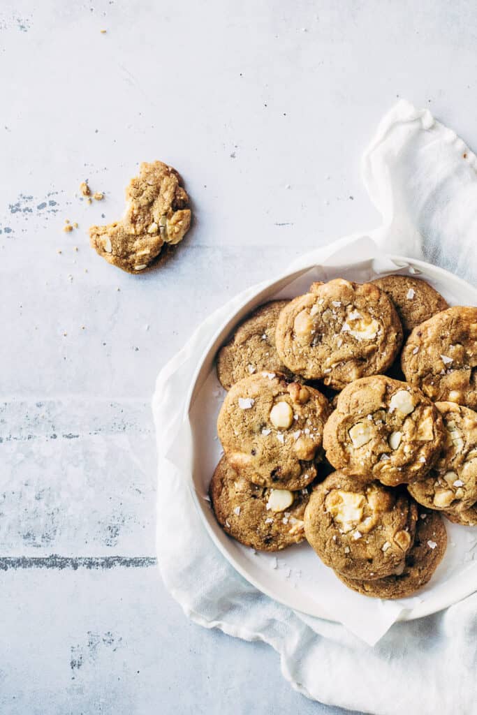 cookies-med-hvid-chokolade-og-noedder