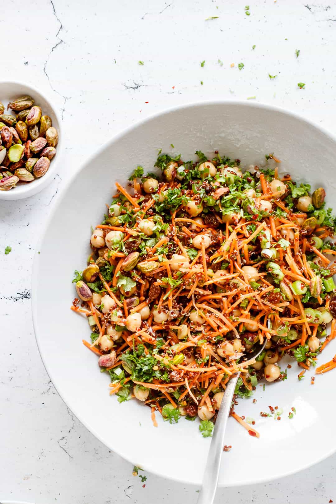 Marokkansk salat med kikærter, gulerødder og quinoa