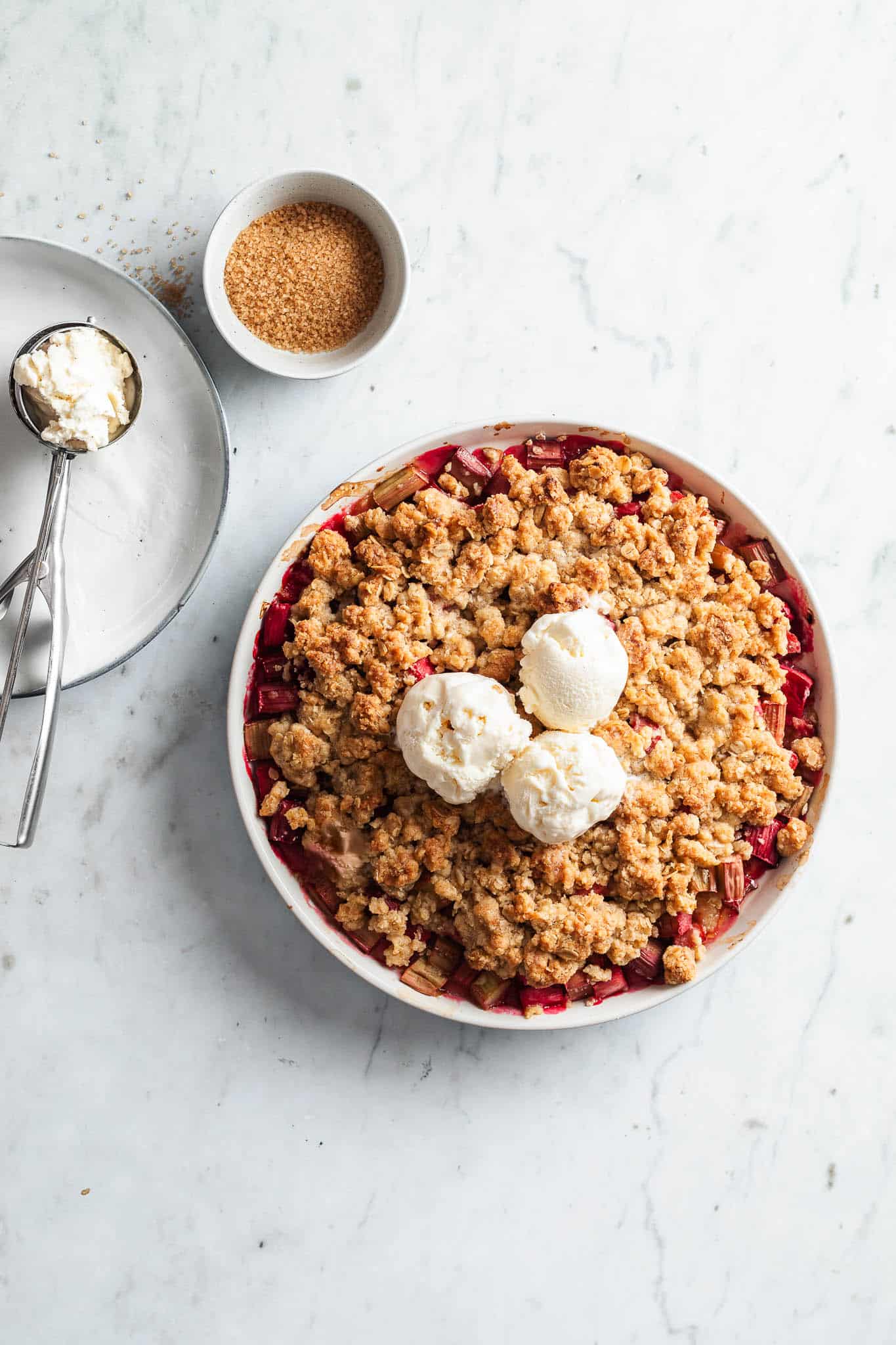 Rabarbercrumble - opskrift på nem rabarberkage med crumble smuldredej 