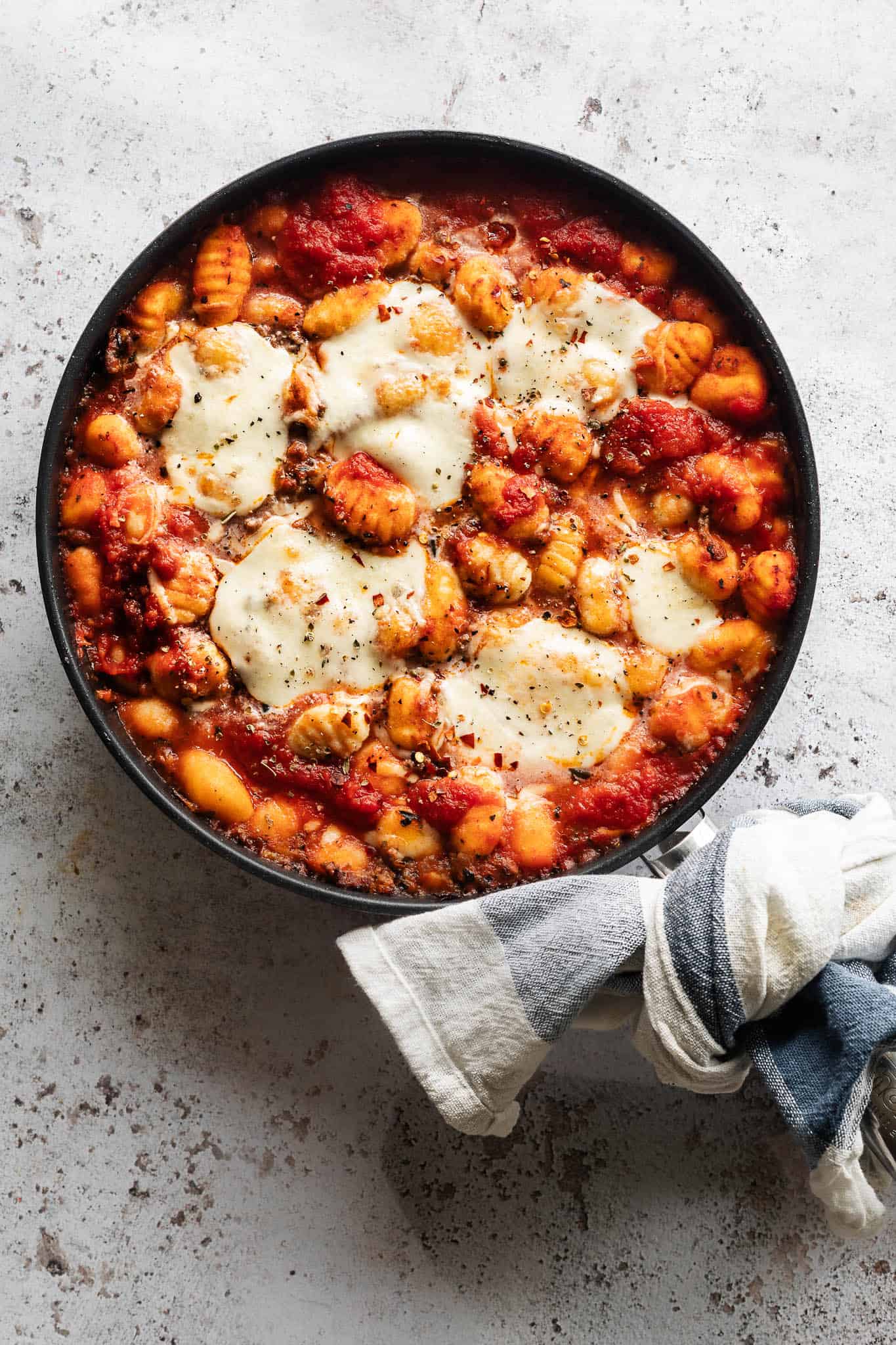 Gnocchi opskrift - gnocchi med oksekød, tomatsauce og mozarella