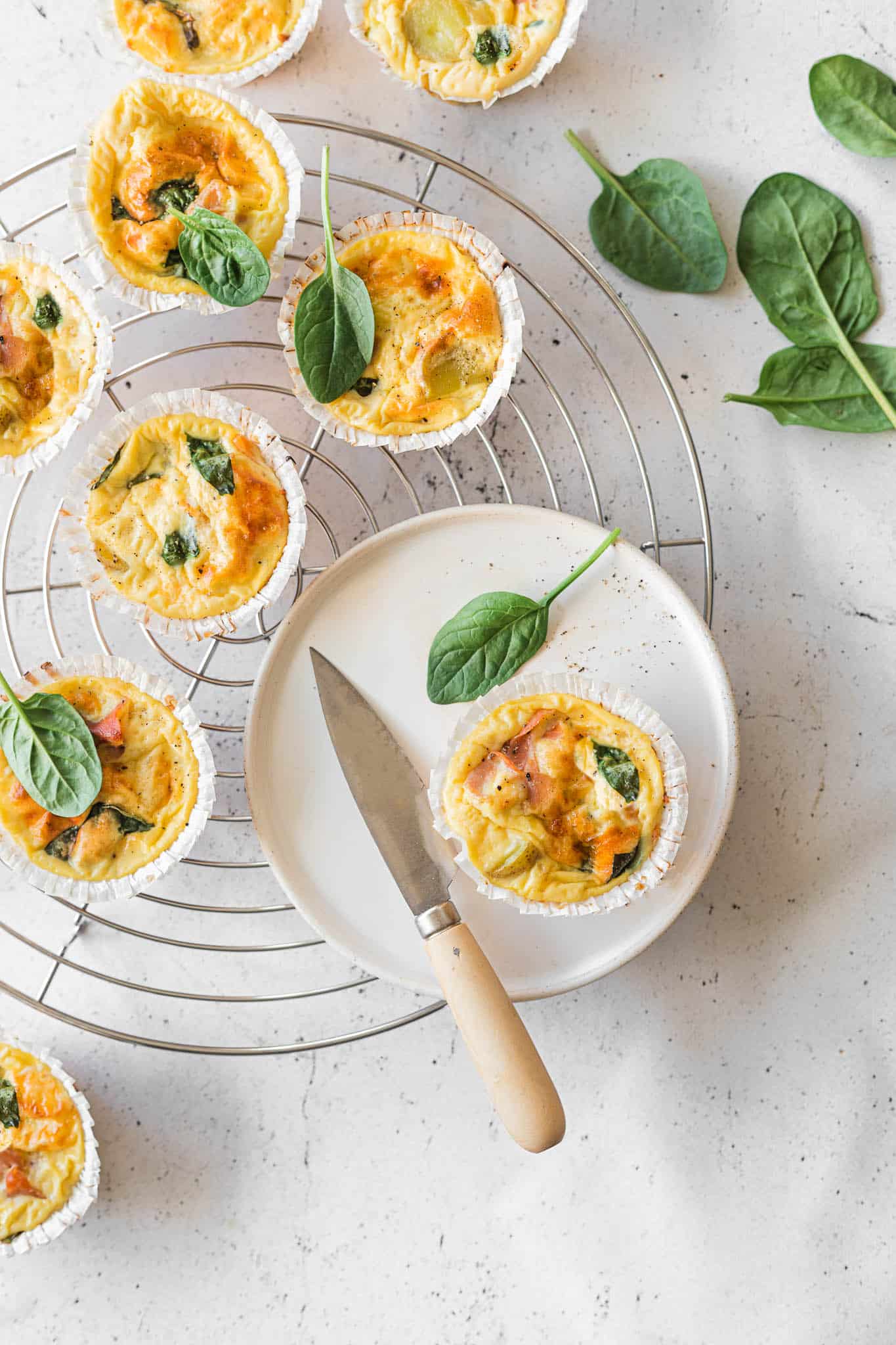 Nemme og lækre små æggemuffins fyldt med skinke, kartofler og spinat. Perfekte til både brunch og på madpakken. 