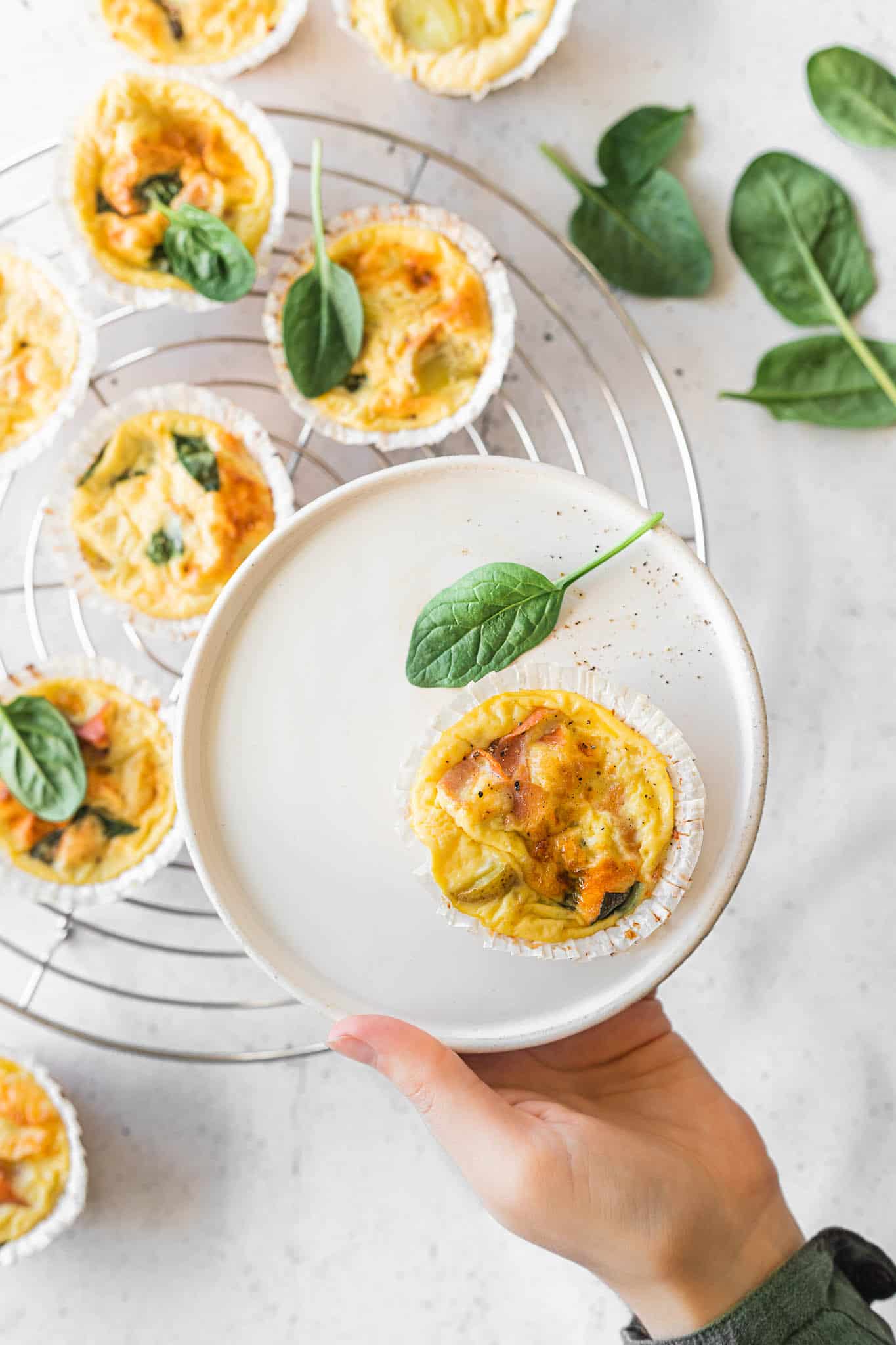 Nemme og lækre små æggemuffins fyldt med skinke, kartofler og spinat. Perfekte til både brunch og på madpakken. 