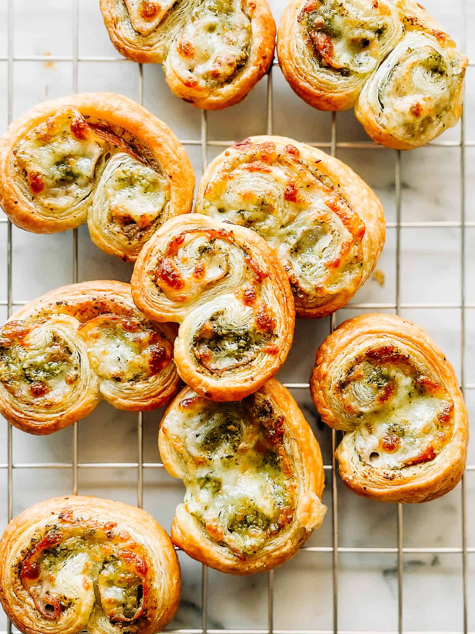 Butterdejssnack med pesto (palmiers)