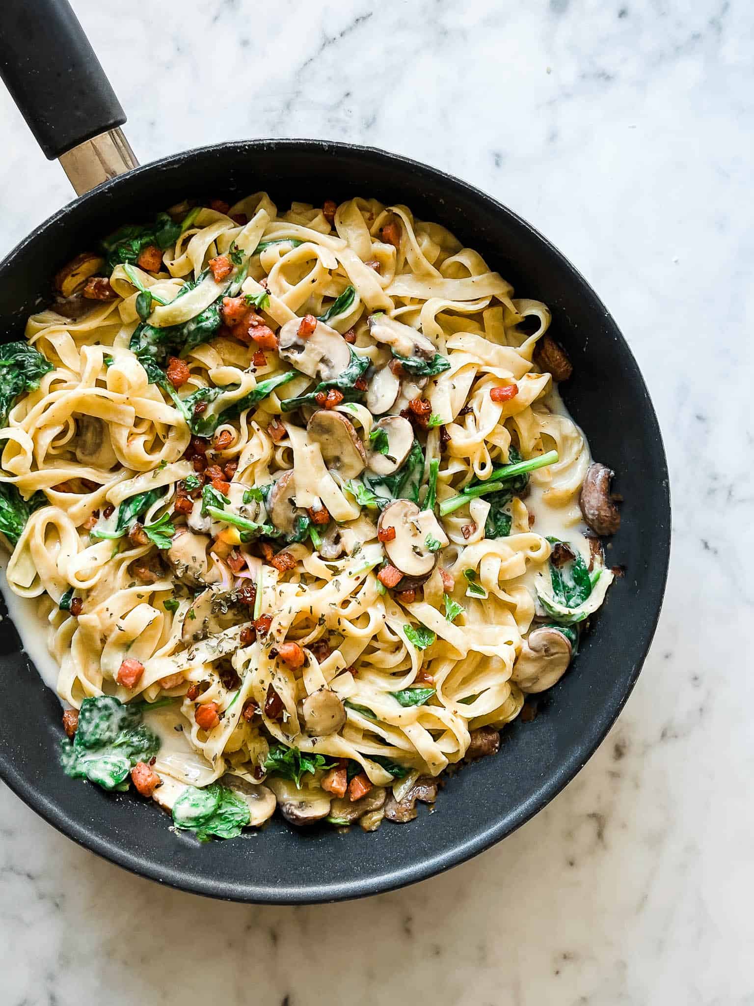 Cremet pasta med svampe, bacon og parmesan - pastaret