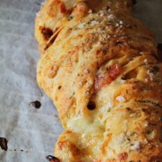 Brød med semidried tomater, basilikum, mozzarella og salt