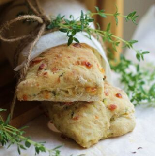 Saftige frokostbrød med squash, ost og frisk timian