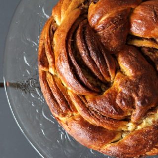 kanelbrød med karamelsauce - flettet kanelkrans