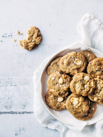 cookies-opskrift-med-hvid-chokolade-og-noedder