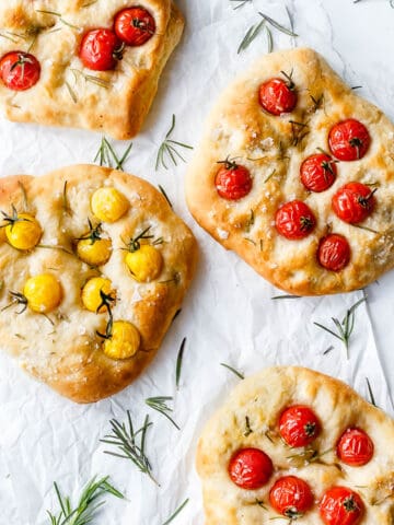 Foccacia brød med tomat og rosmarin - opskrift på italiensk madbrød