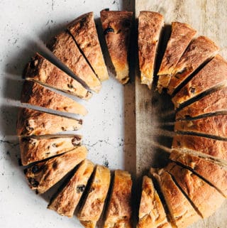 Rosinbrød med kærnemælk - opskrift på brød med rosiner