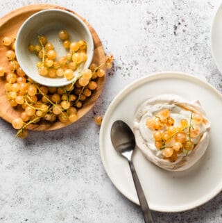 marengskager med creme og bær - marengsbunde