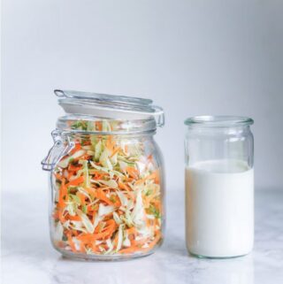 coleslaw - opskrift på nem coleslaw med gulerødder og spidskål