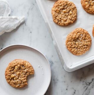 Havregrynscookies - opskrift på cookies med havregryn og chokolade