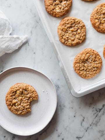 Havregrynscookies - opskrift på cookies med havregryn og chokolade