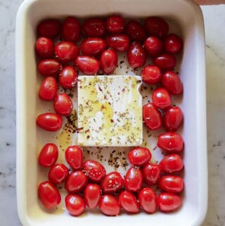 Feta pasta tiktok - opskrift på bagt feta pasta med tomat