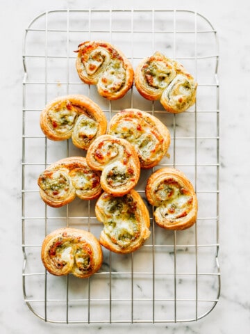 Butterdejssnack med pesto (palmiers)