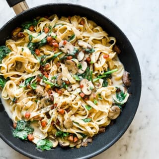 Cremet pasta med svampe, bacon og parmesan - pastaret