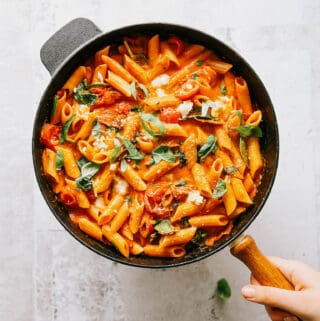 One pot pasta med chorizo, tomat, spinat og ost